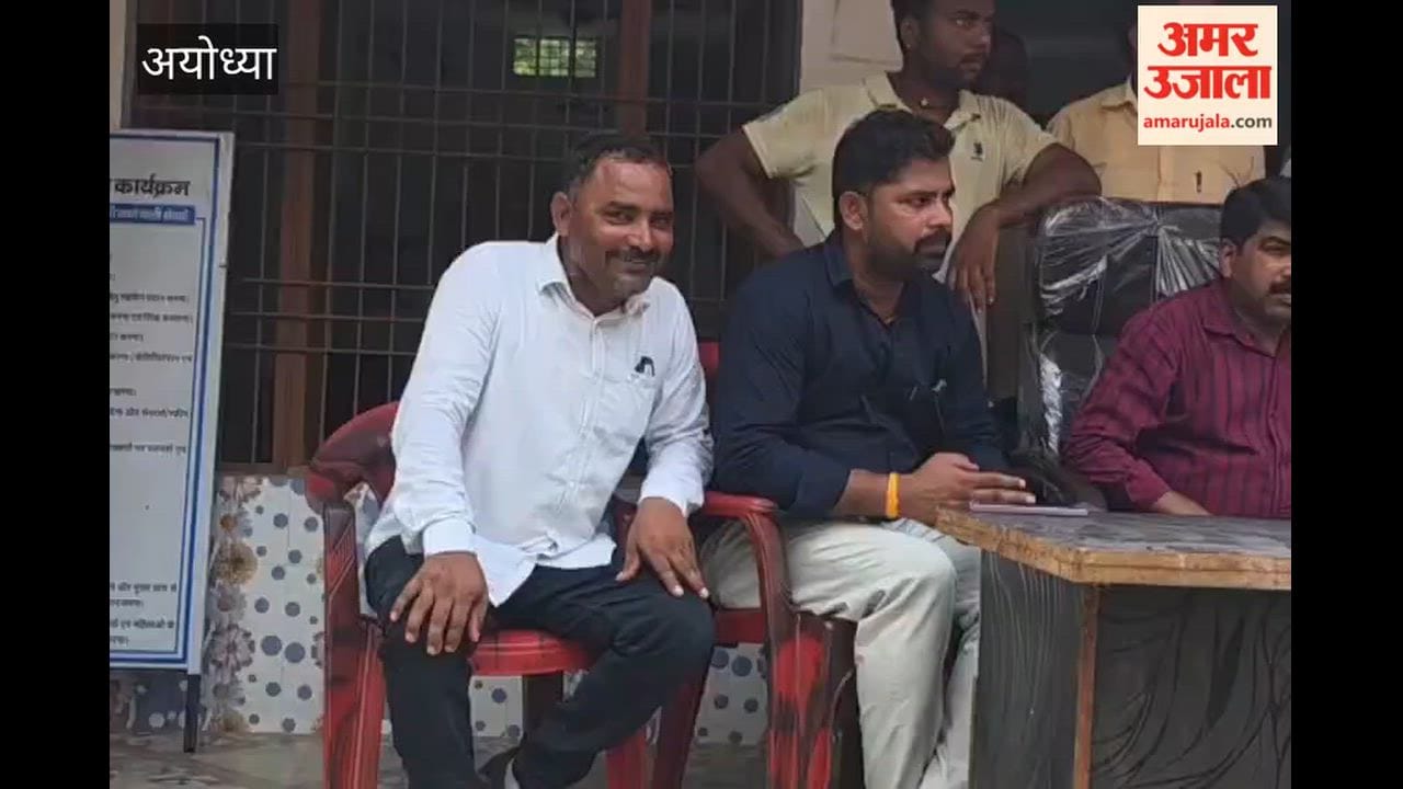 गहमागहमी के बीच अयोध्या के परसावां-महोला में आदर्श स्वयं सहायता समूह को मिली कोटेदार की दुकान
