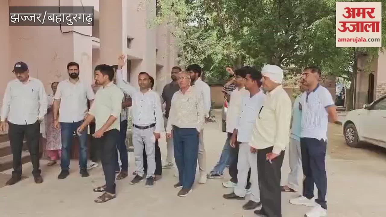 Beri: Employees raise slogans against XEN over their demands.