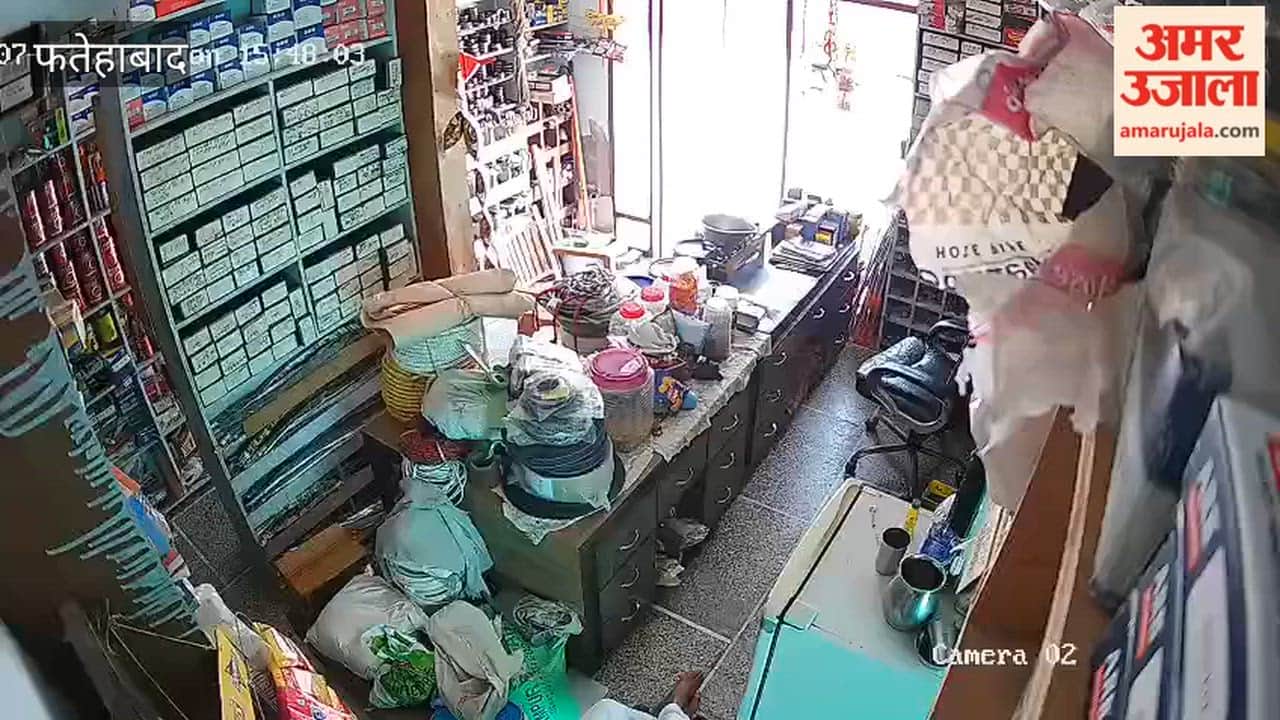 Ratia: Three youths on a motorcycle fled after taking goods from a shopkeeper in Sardarewala village.