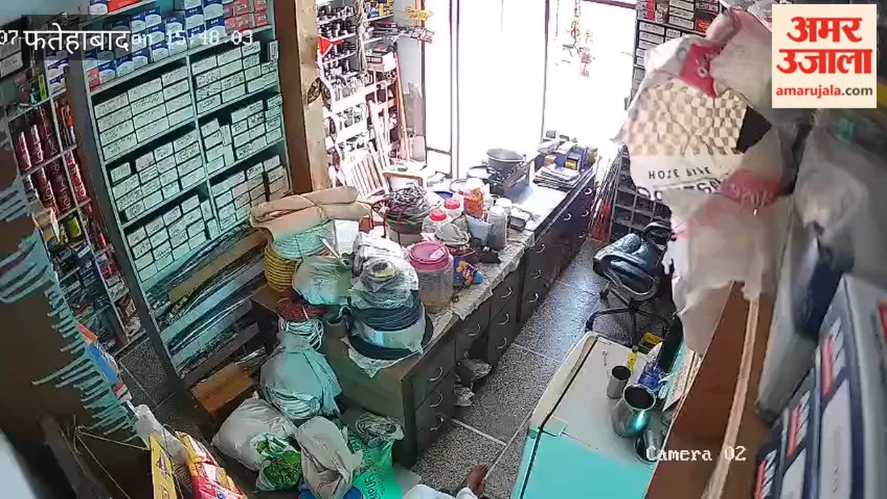 Ratia: Three youths on a motorcycle fled after taking goods from a shopkeeper in Sardarewala village.