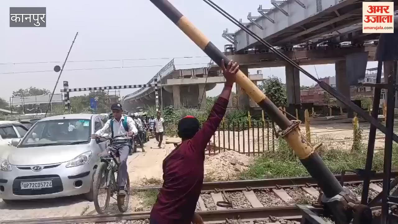 Cable snaps at Saraiya railway crossing gate; three-hour traffic jam ensues