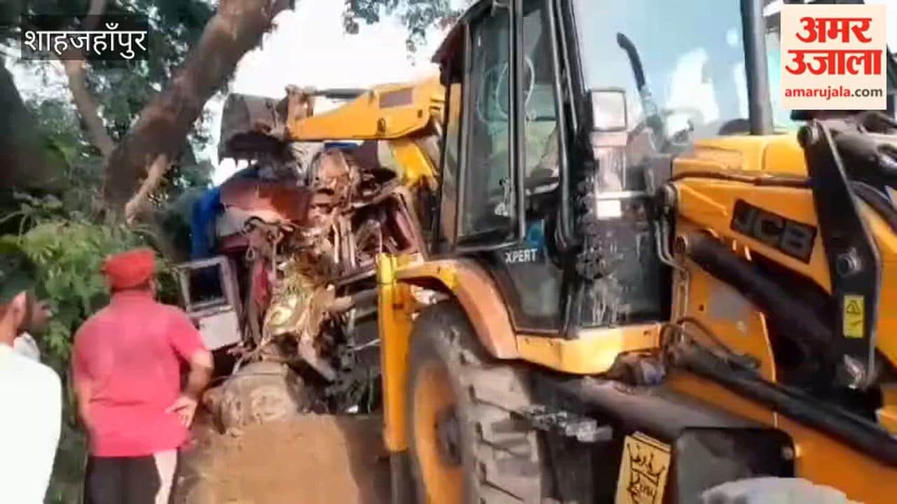 Truck crashes into tree in Khutar Shahjahanpur
