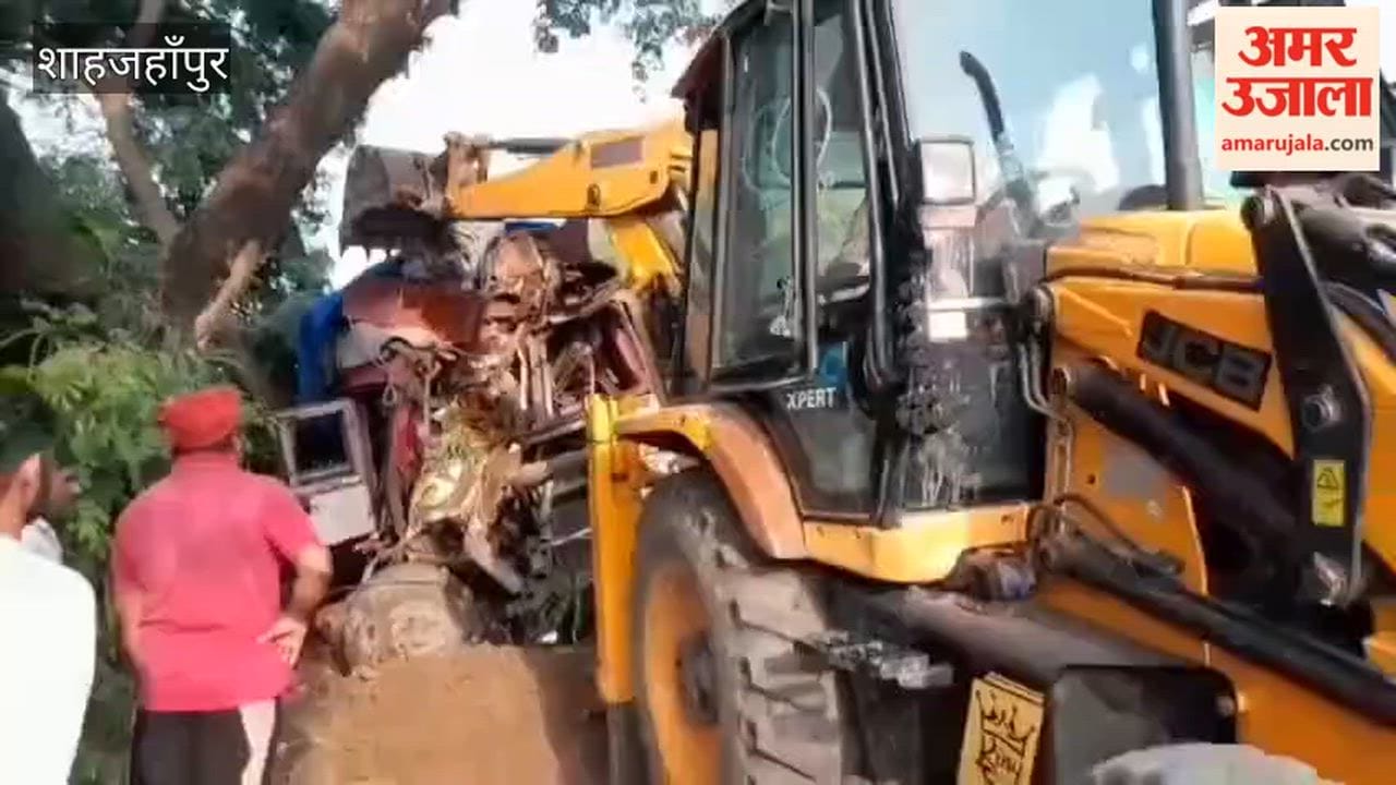 Truck crashes into tree in Khutar Shahjahanpur