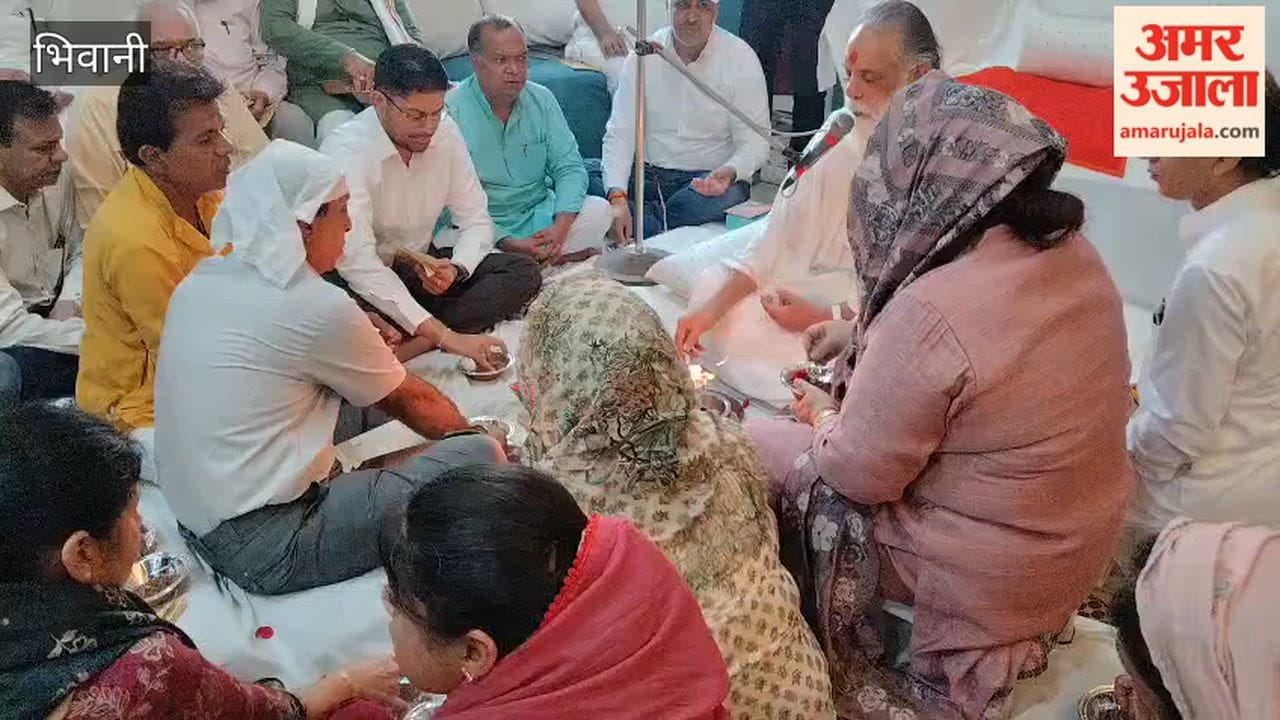 Geeta Manishi Swami Gyananand Maharaj offered oblations during Vedic Havan in Bhiwani