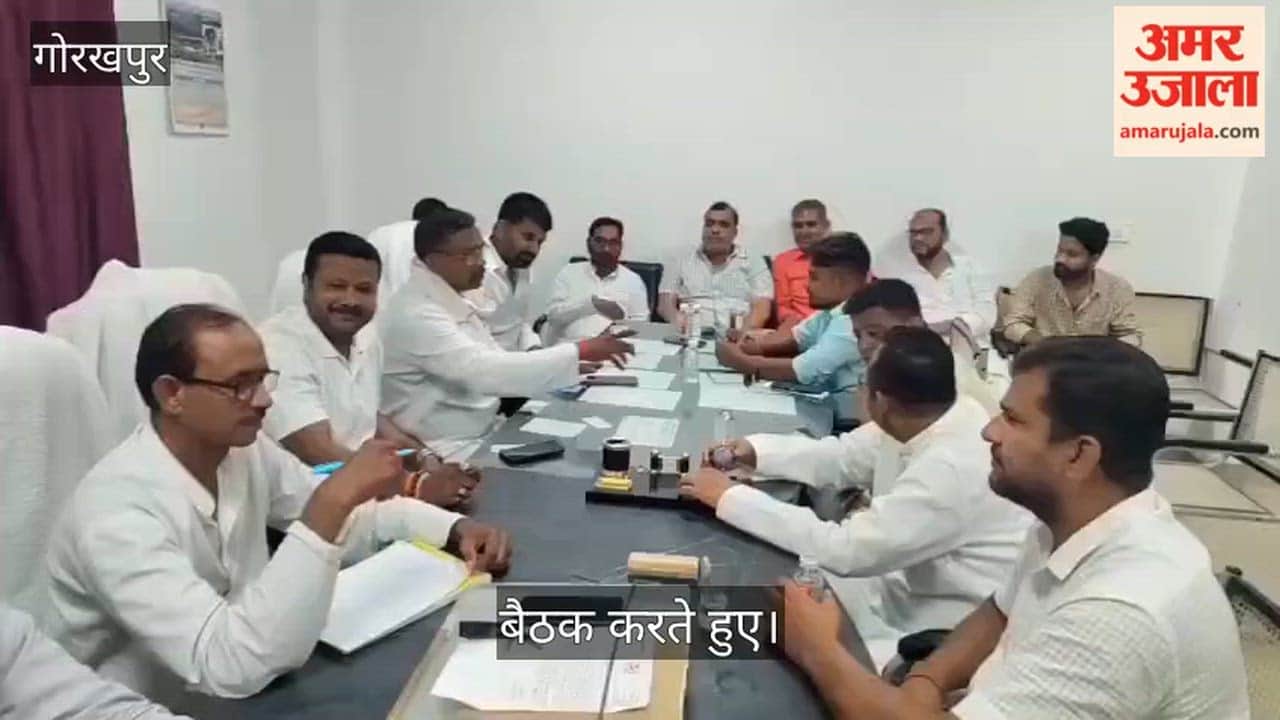 Separate meetings of BJP and SP councilors ahead of the Municipal Corporation executive committee election.
