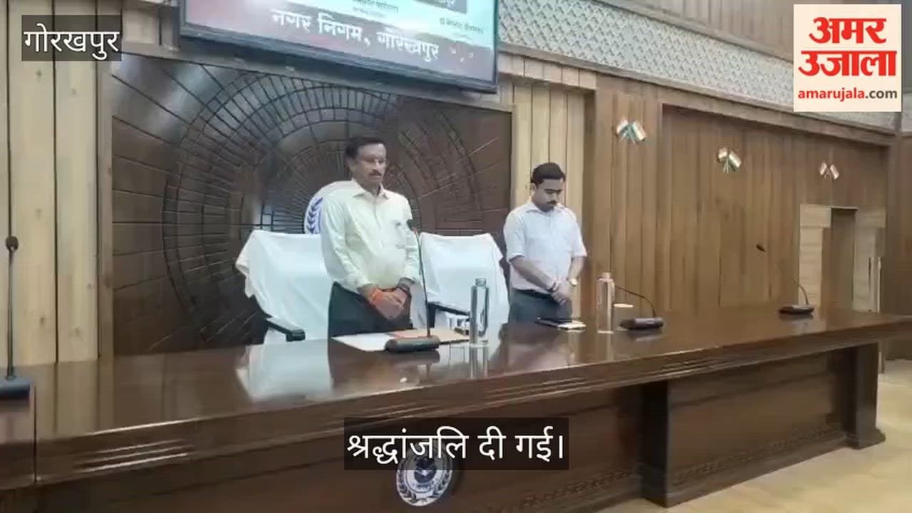 Tribute paid to former councilor Sarvan Yadav; two-minute silence observed.