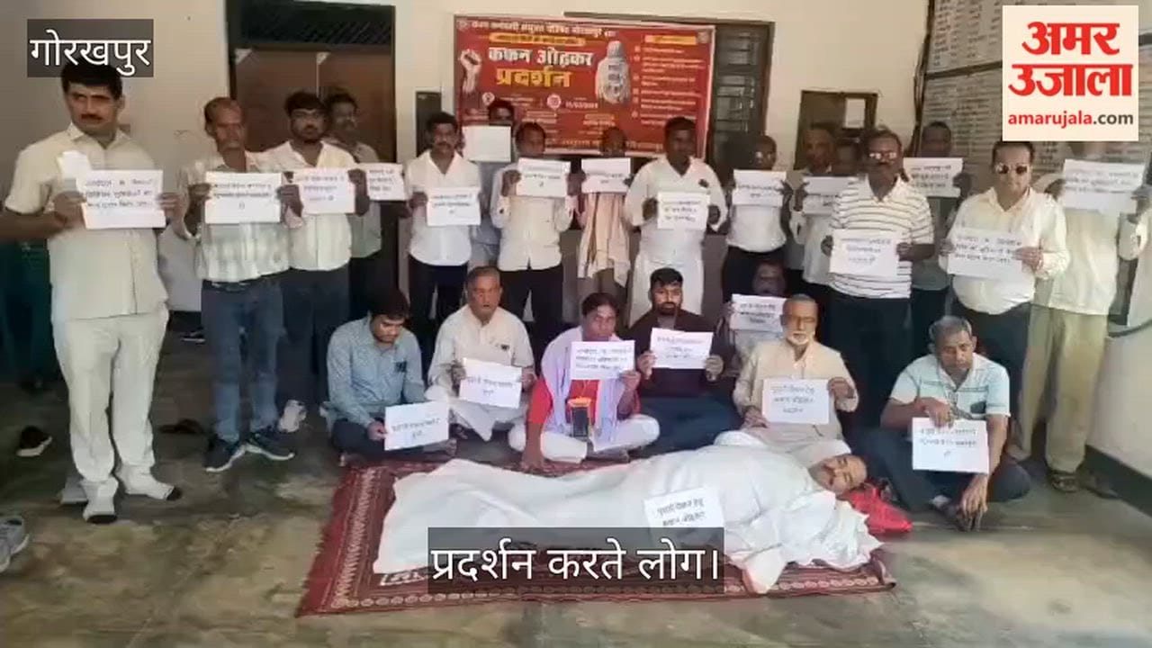Employees staged a protest demanding the old pension scheme while draped in shrouds.