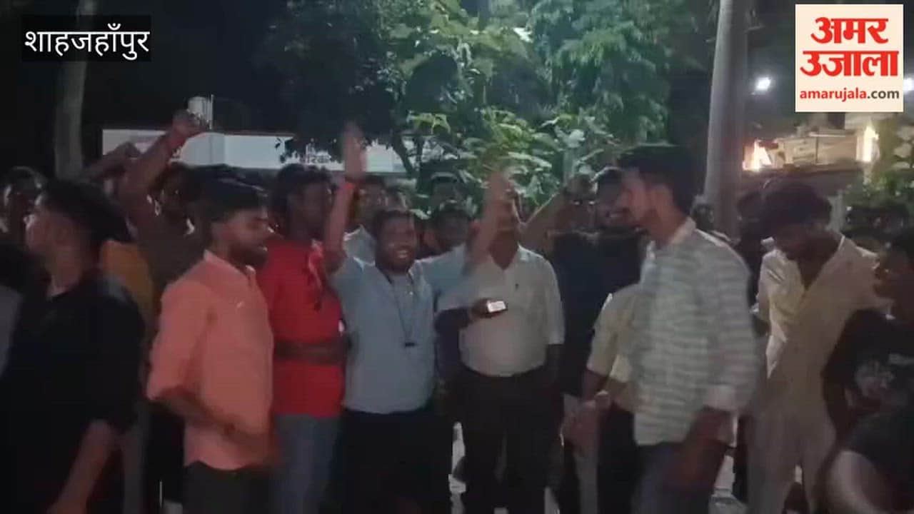Hindu Yuva Sangathan activists protest at Puwayan police station