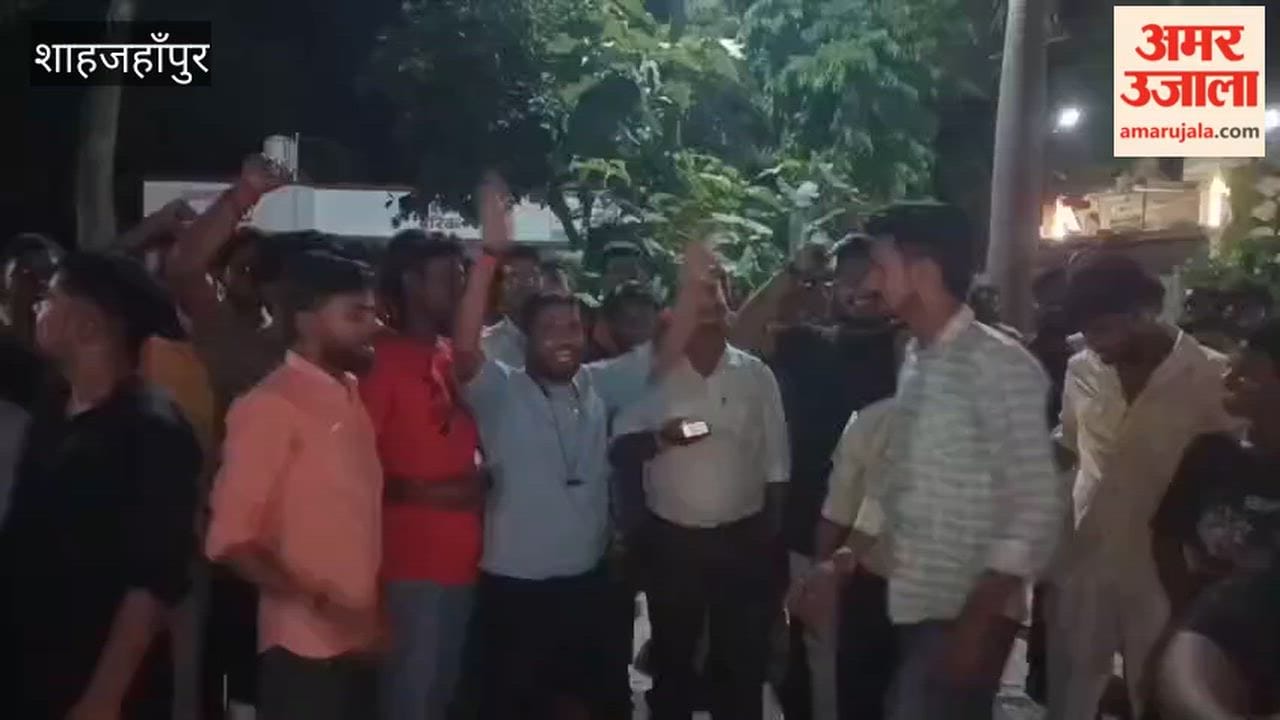 Hindu Yuva Sangathan activists protest at Puwayan police station