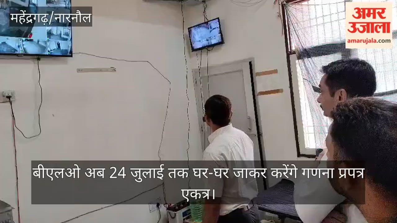 Narnaul: City Magistrate Dr. Mangal Sen inspected the EVM warehouse.