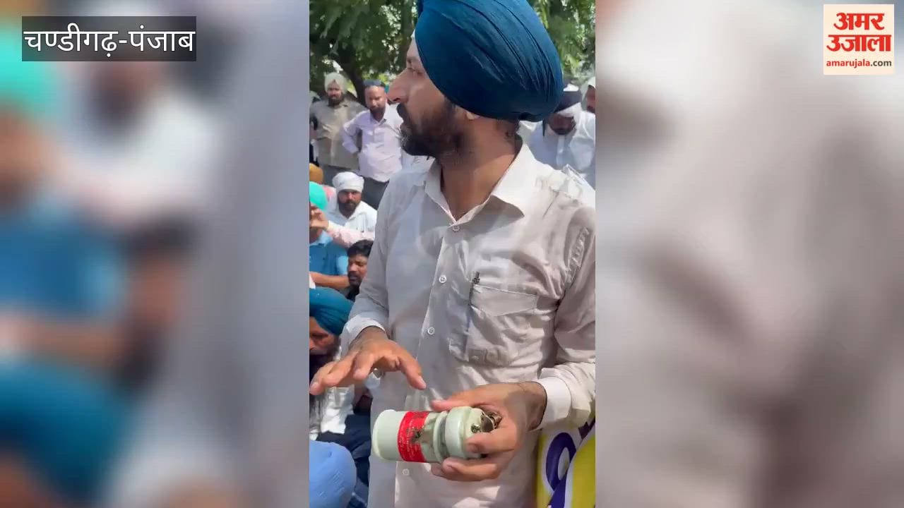 MGNREGA employees stage a fierce protest outside Minister Taranpreet Singh Sond's residence; allegations of lathi-charge and tear gas use