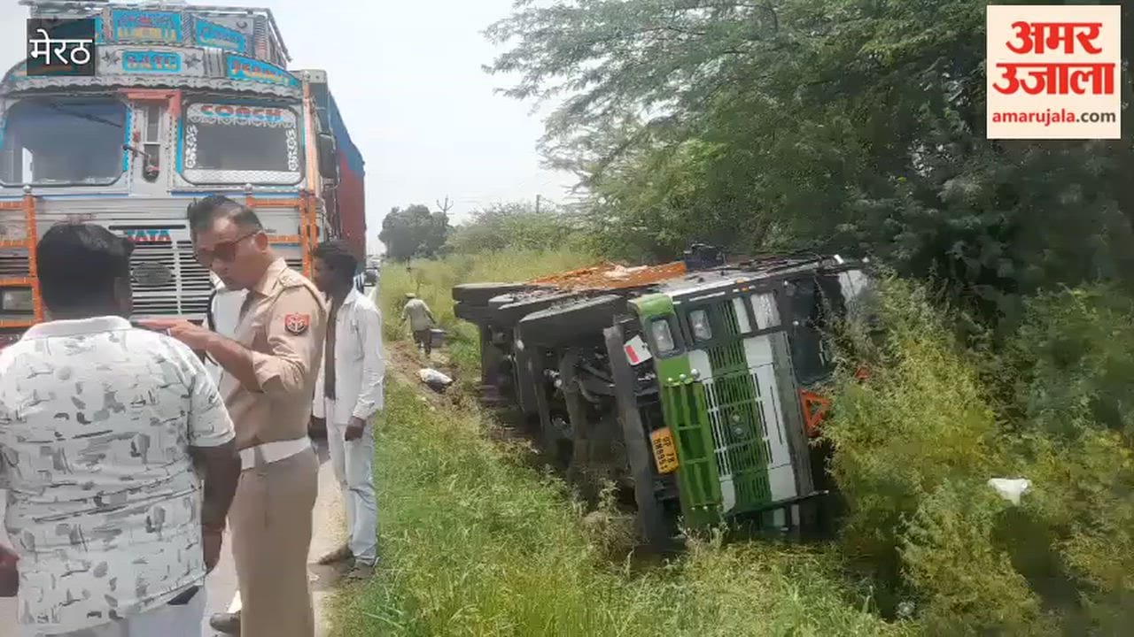 Meerut: Scrap-Laden Truck Falls into Canal on Bijli Bamba Bypass, Massive Traffic Snarl