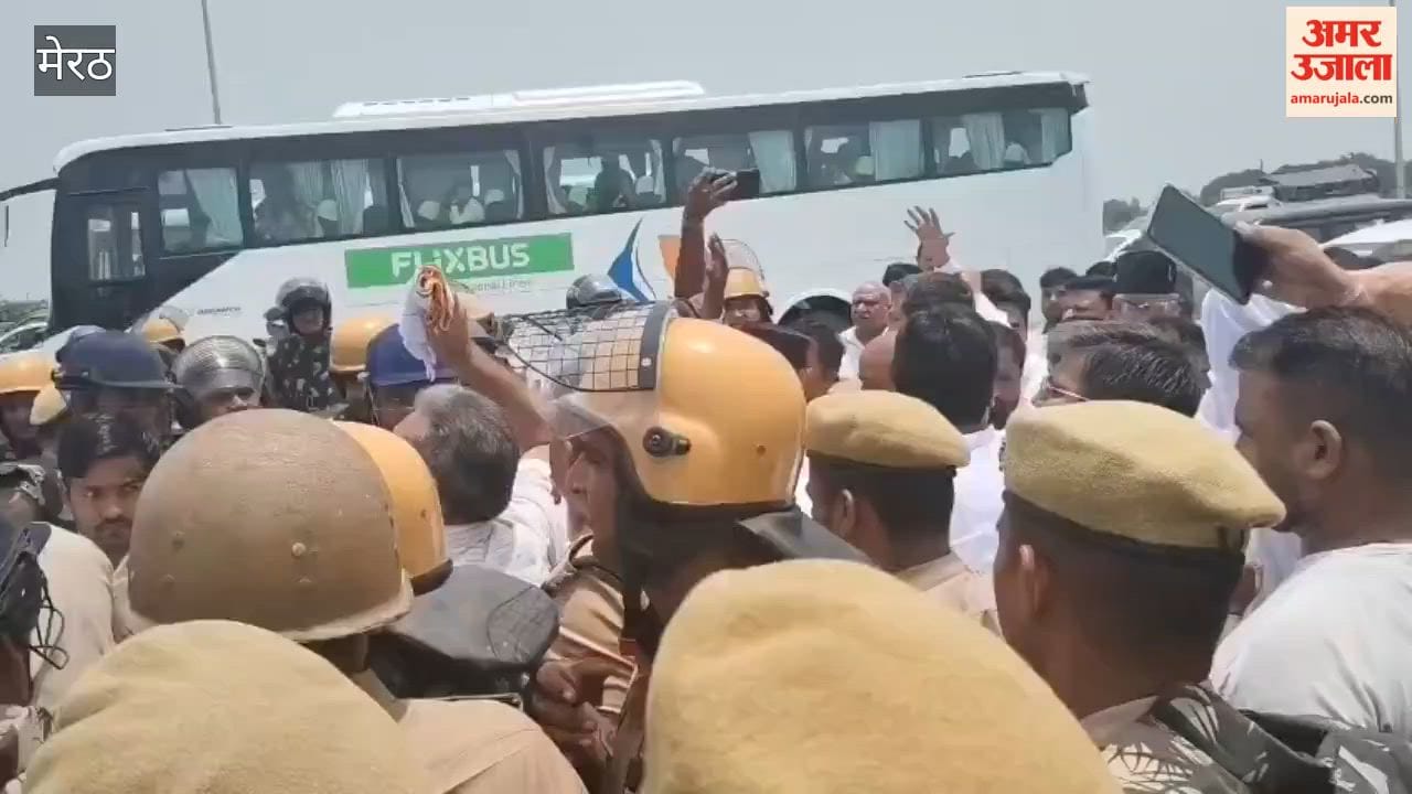 Meerut: Congress Delegation Stopped at Toll Plaza, Workers Stage Protest