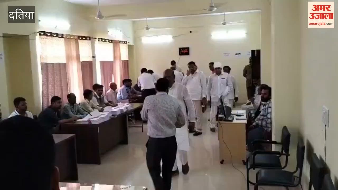 Datia By-election: Congress candidate Kunwar Ghanshyam Singh files nomination.