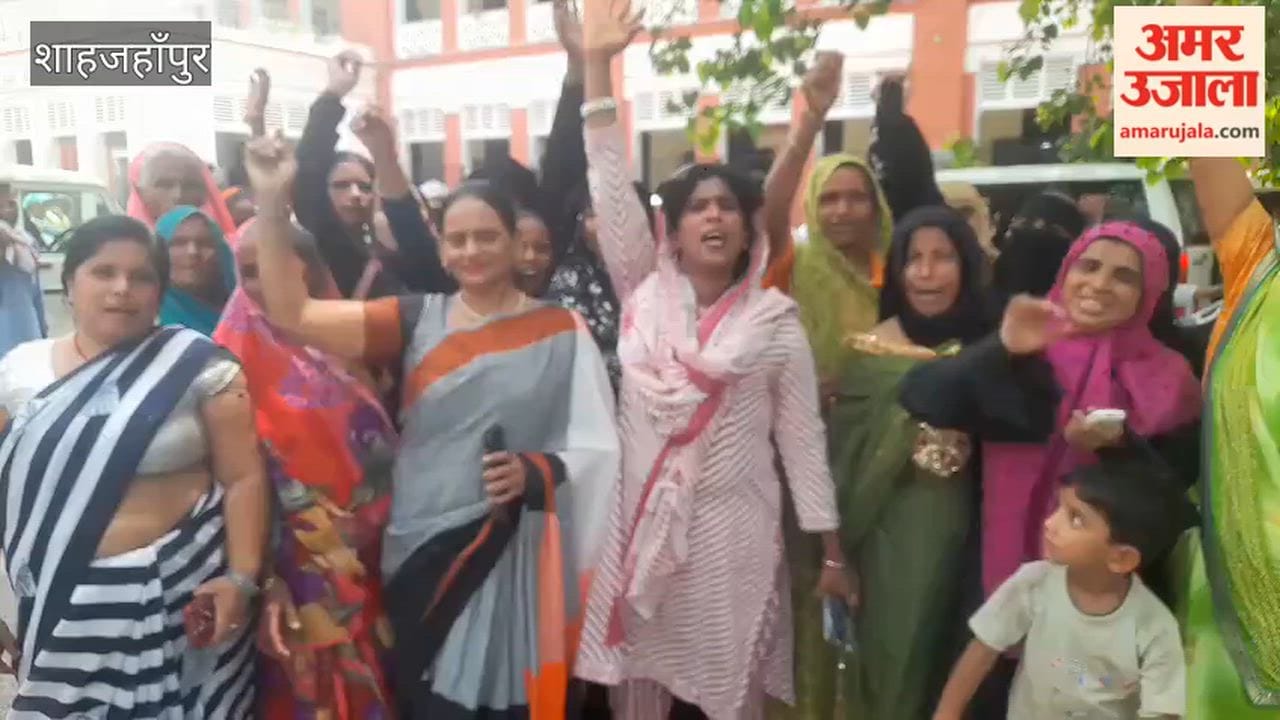 Allegations of corruption in Pradhan Mantri Awas Yojana women staged a protest in Shahjahanpur