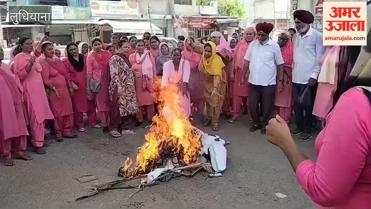ASHA workers burned an effigy of the Punjab government at Tehsil Chowk in Jagraon.