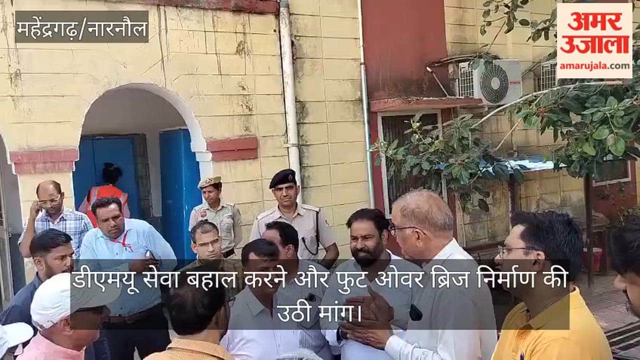 Bikaner Division DRM arrives at Kanina Khas railway station; passengers submit a memorandum of demands.