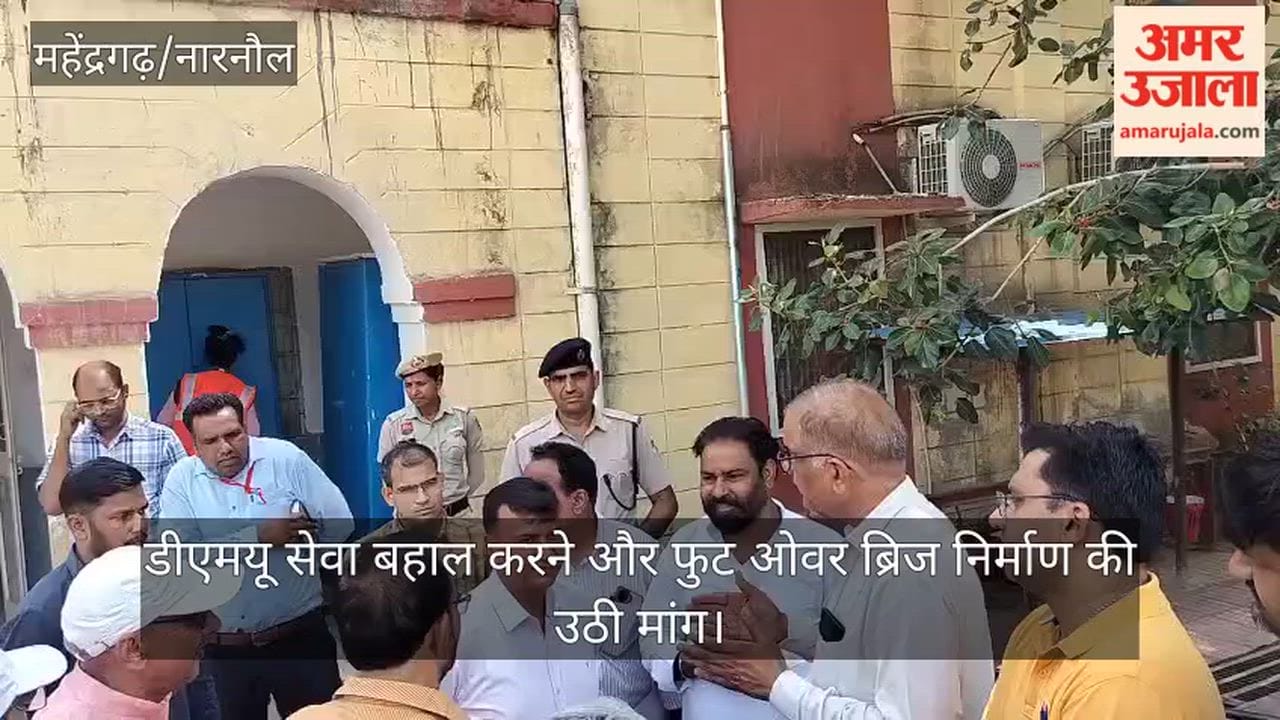 Bikaner Division DRM arrives at Kanina Khas railway station; passengers submit a memorandum of demands.