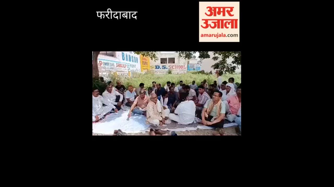 Residents of Pratapgarh protesting against the Municipal Corporation administration in opposition to the dumping yard constructed by the Municipal Corporation near Sector 56, Pratapgarh.