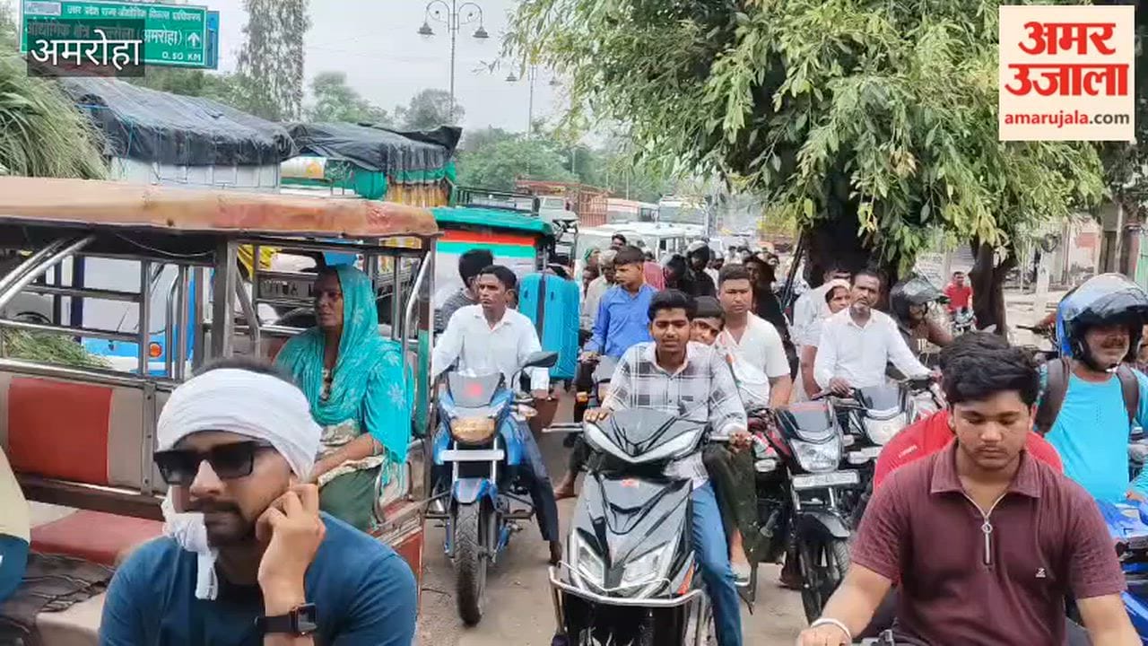 Commuters faced difficulties due to a long traffic jam at Fazalpur crossing