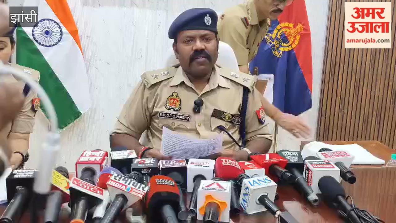 Six arrested, including two constables, for the robbery of ₹24.90 lakh from a *munshi* (clerk); SSP shares details.