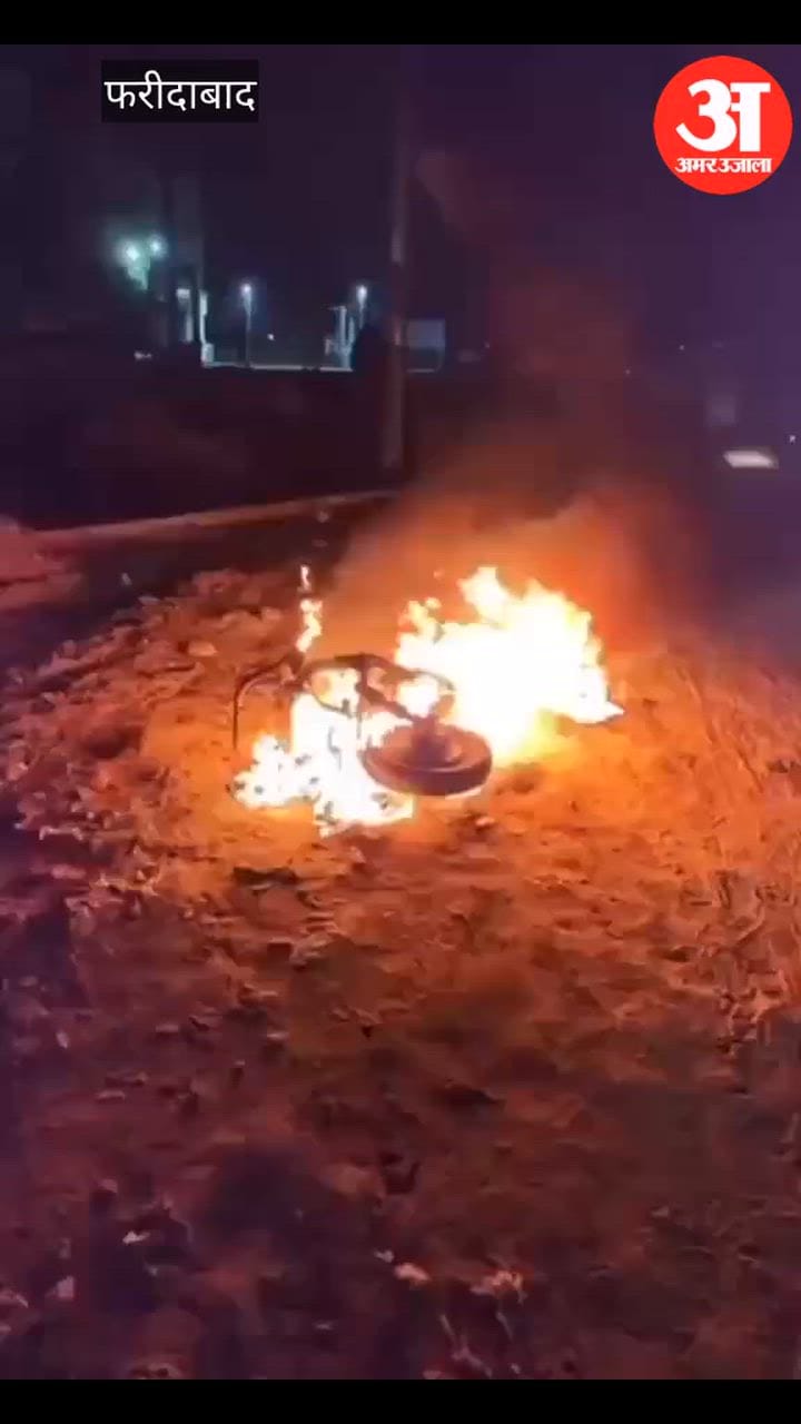 फरीदाबाद के पल्ला में इलेक्ट्रिक स्कूटर में लगी भीषण आग, धू-धू कर जला वाहन