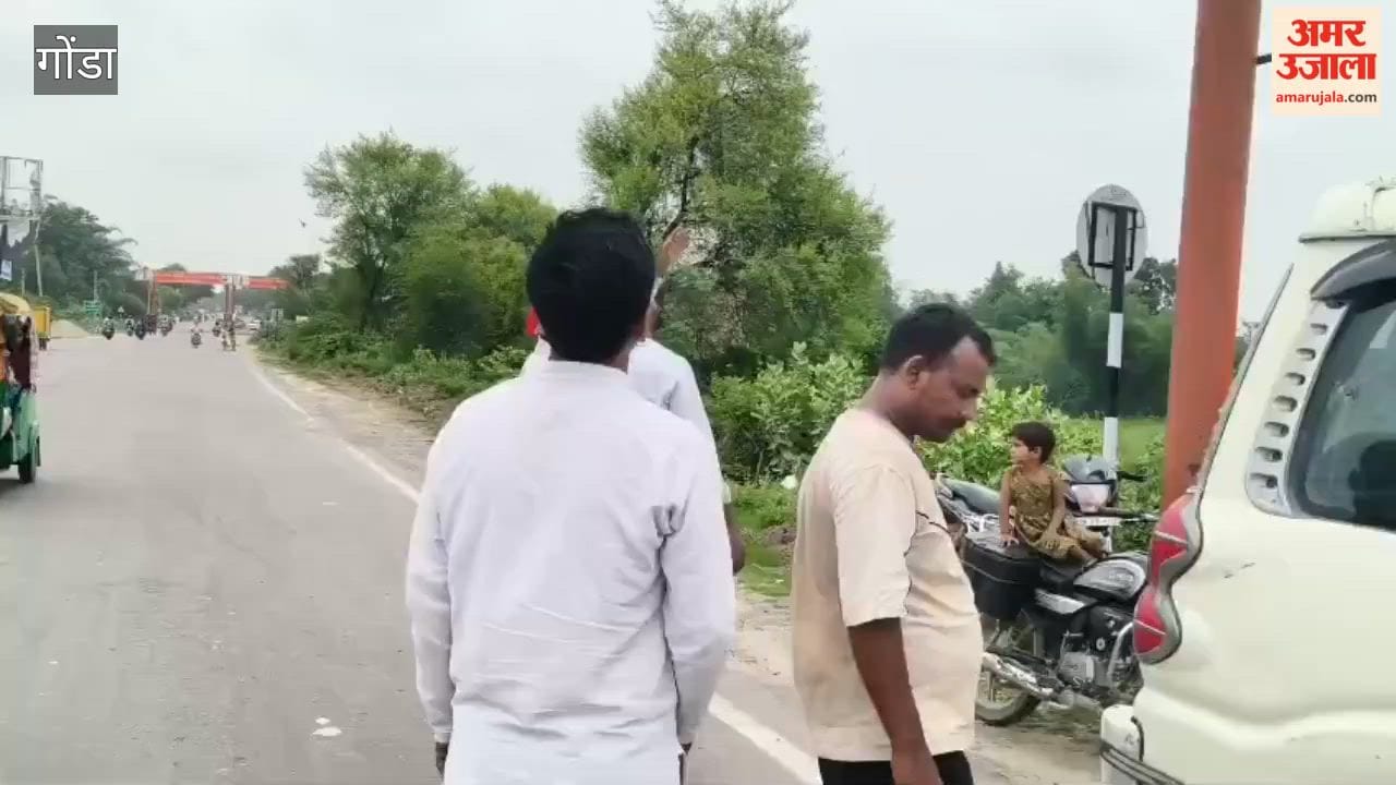 गोंडा में मुलायम-अखिलेश की तस्वीरों के साथ लगाई गई विवादित होर्डिंग, सपाइयों ने हटवाई