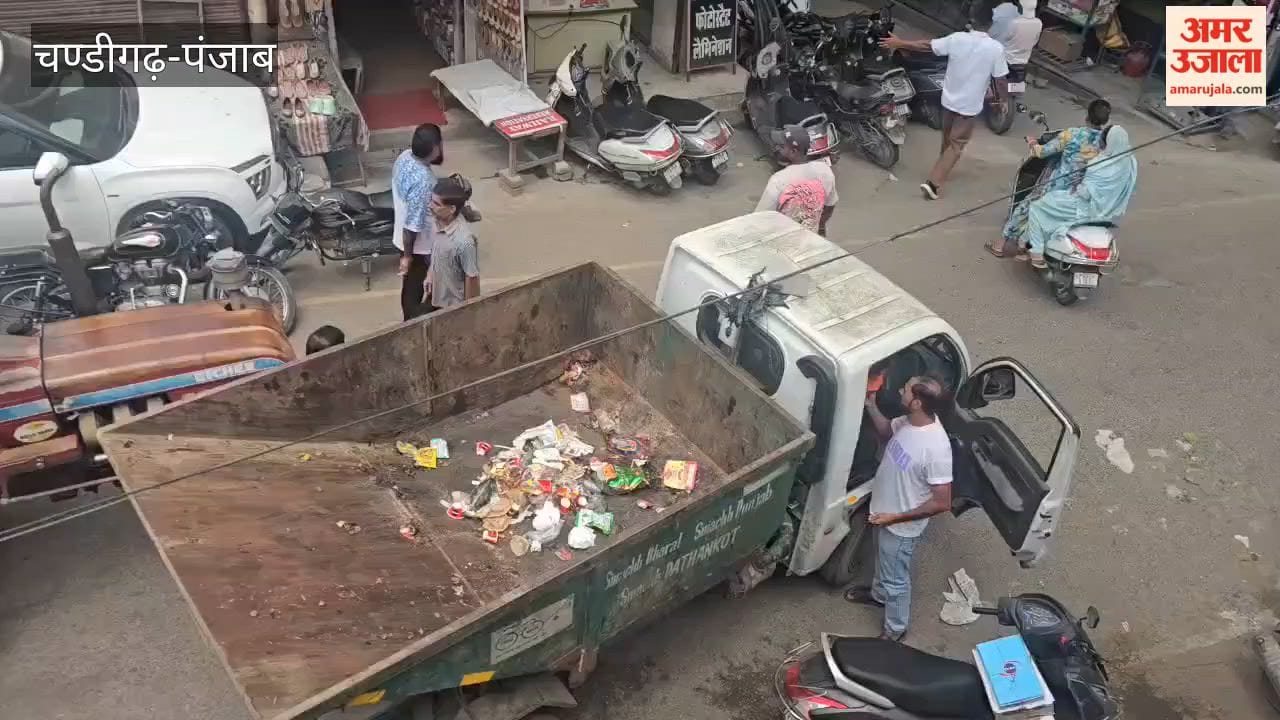 Sanitation workers in Pathankot went on strike over their demands.