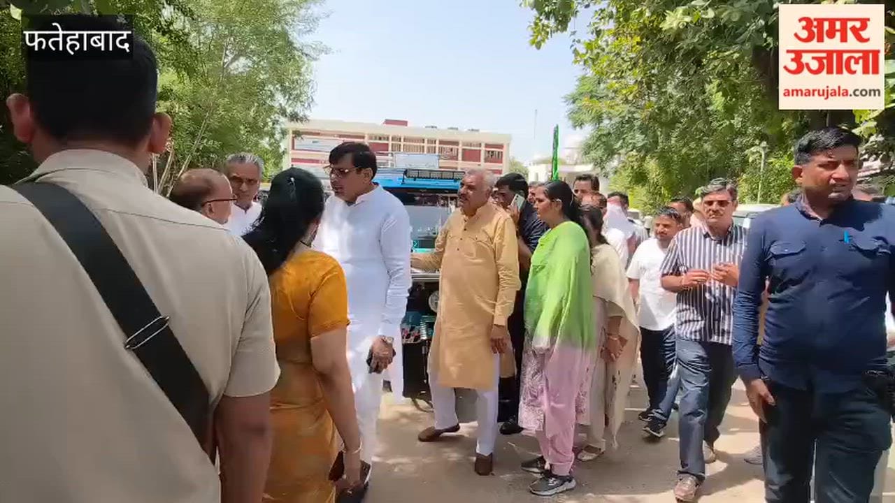 In Fatehabad, the MLA, former MP, and former minister set off for the event venue in an e-rickshaw.
