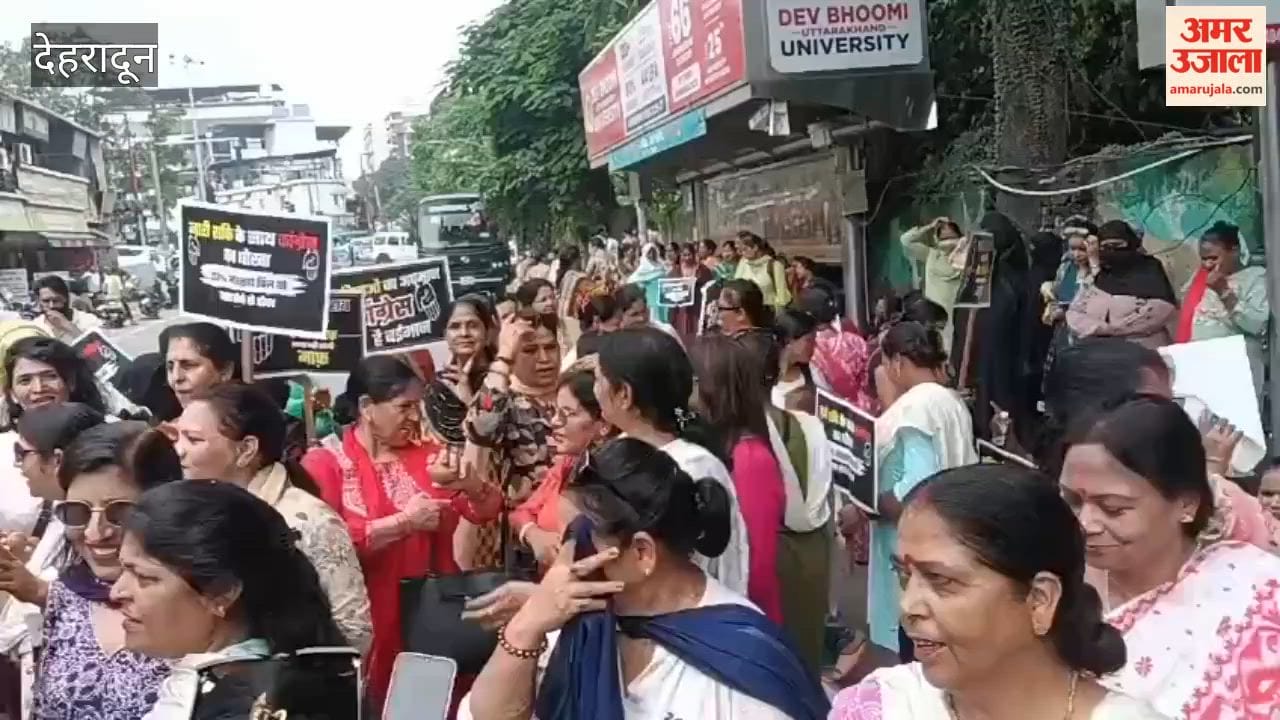 Dehradun:BJP Mahila Morcha's foot march in protest against Rahul Gandhi's 'Students' Voice' (Chhatron Ki Goonj) event