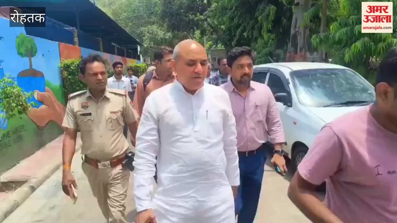 Mayor Ram Avatar Valmiki arrived at the Rohtak Municipal Corporation office.