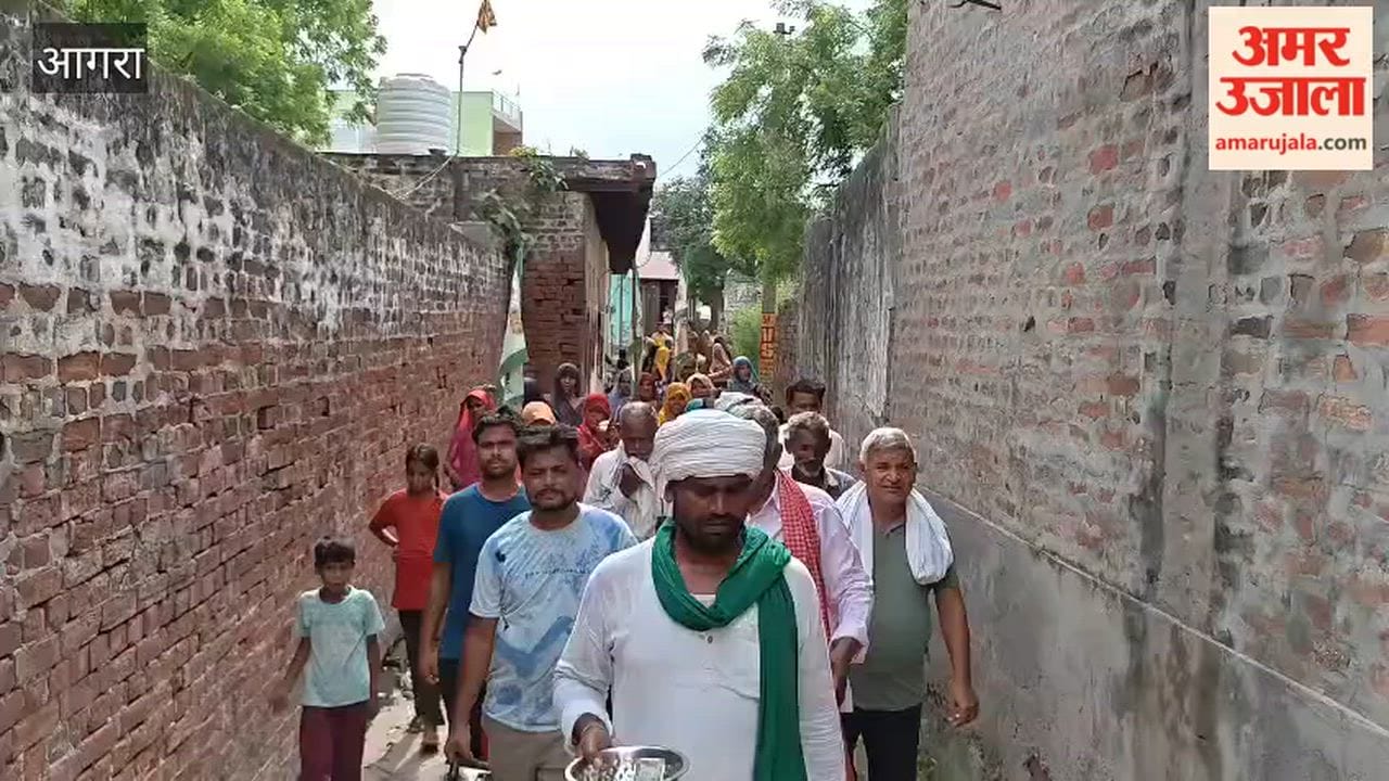 Farmers unique protest against ADA in agra