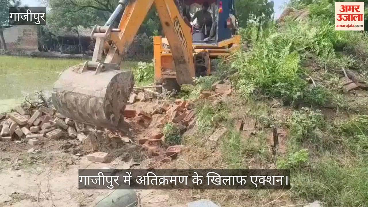 Encroachments removed on DM's orders heavy police force present in ghazipur
