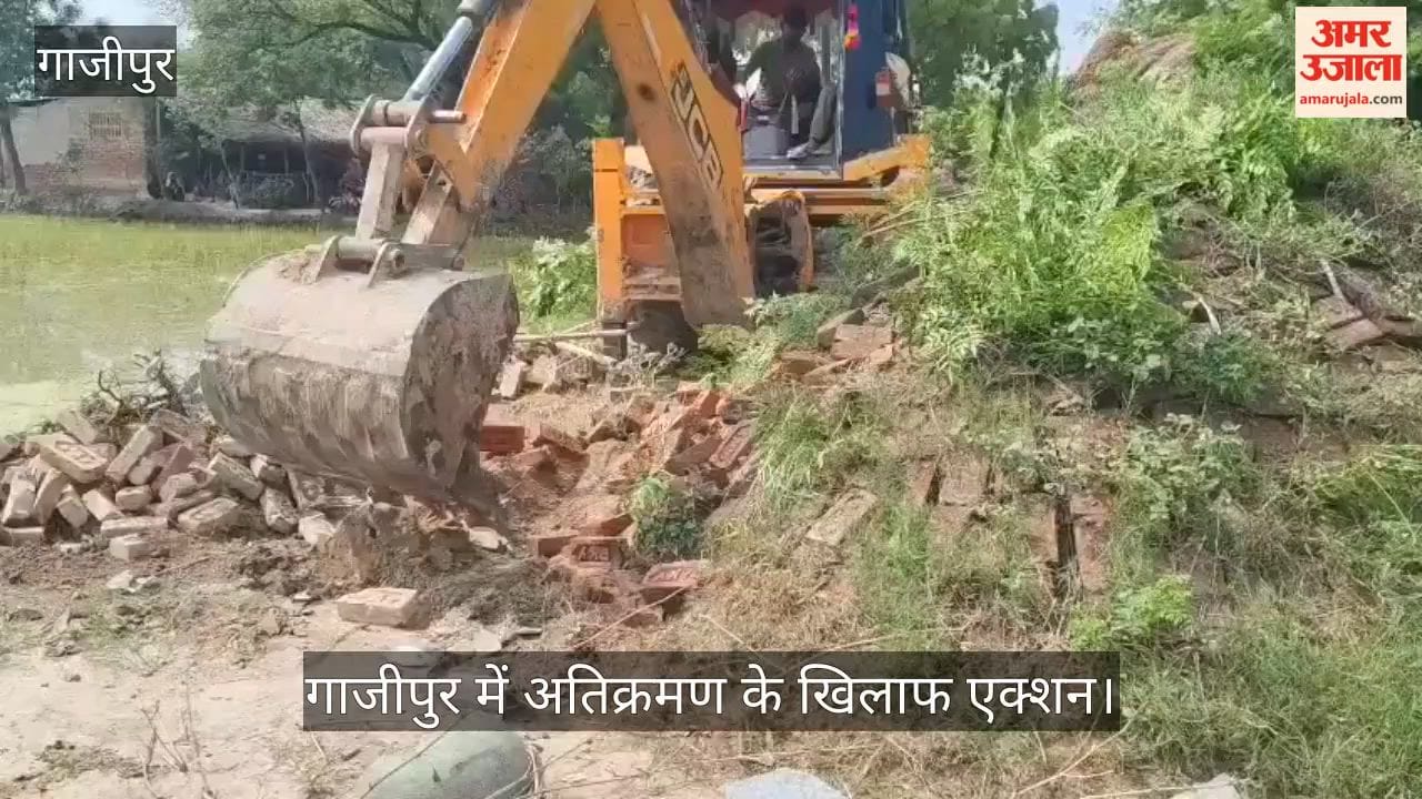 Encroachments removed on DM's orders heavy police force present in ghazipur