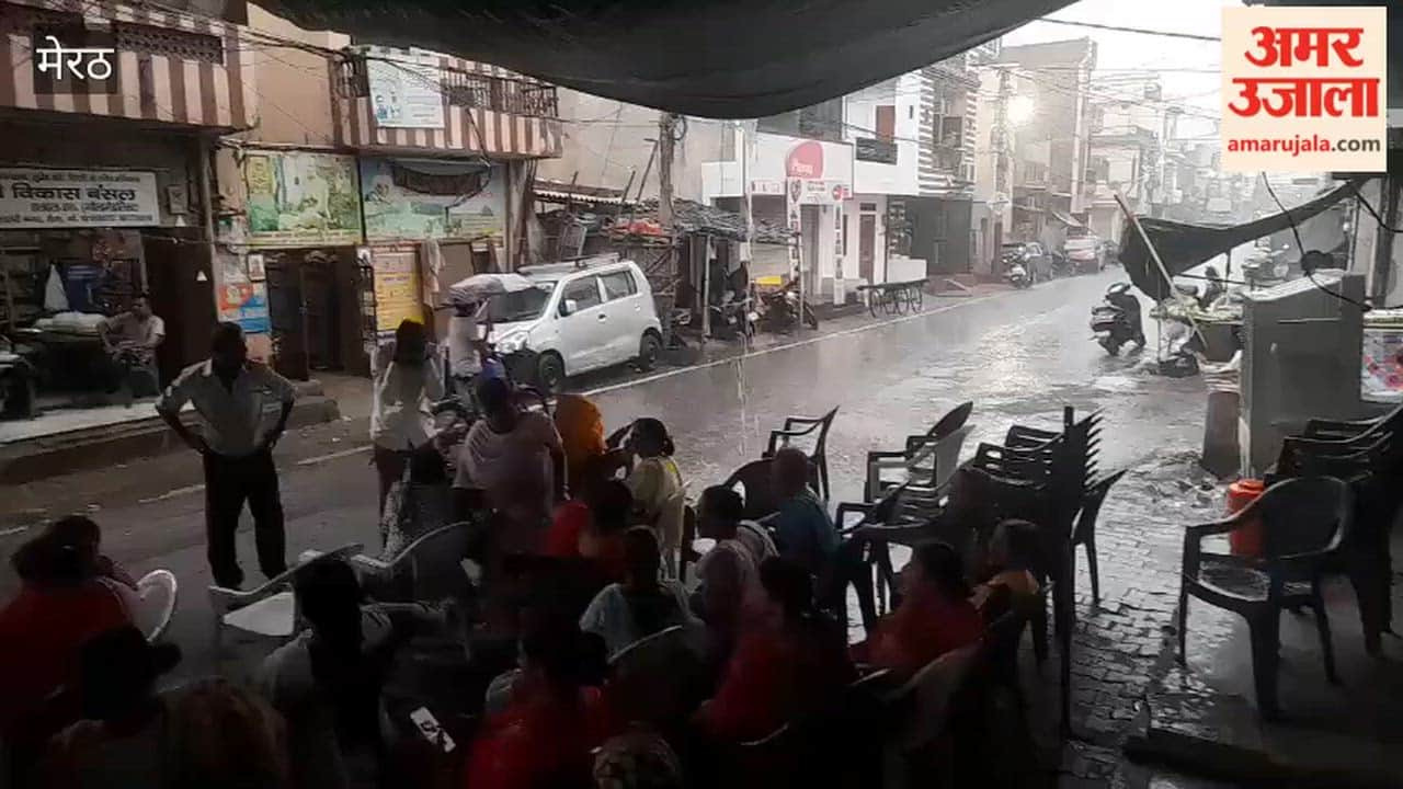 Meerut: Women's sit-in protest continued in Sector 2 despite the rain.