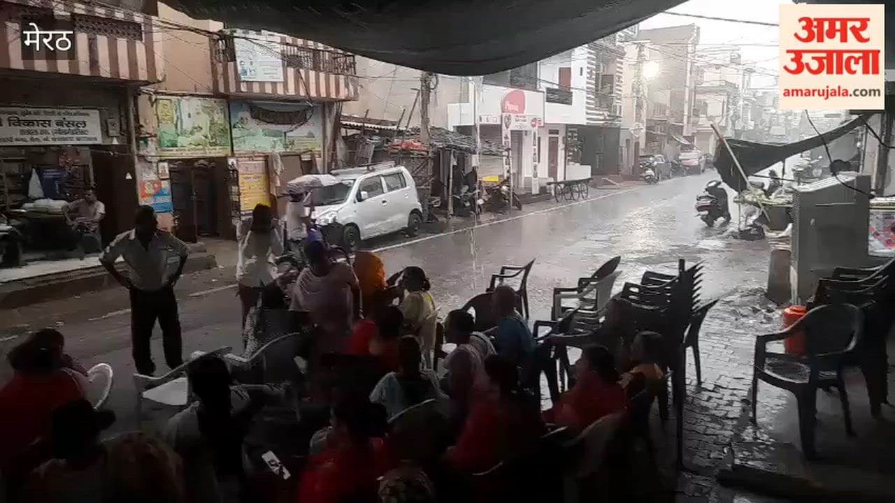 Meerut: Women's sit-in protest continued in Sector 2 despite the rain.