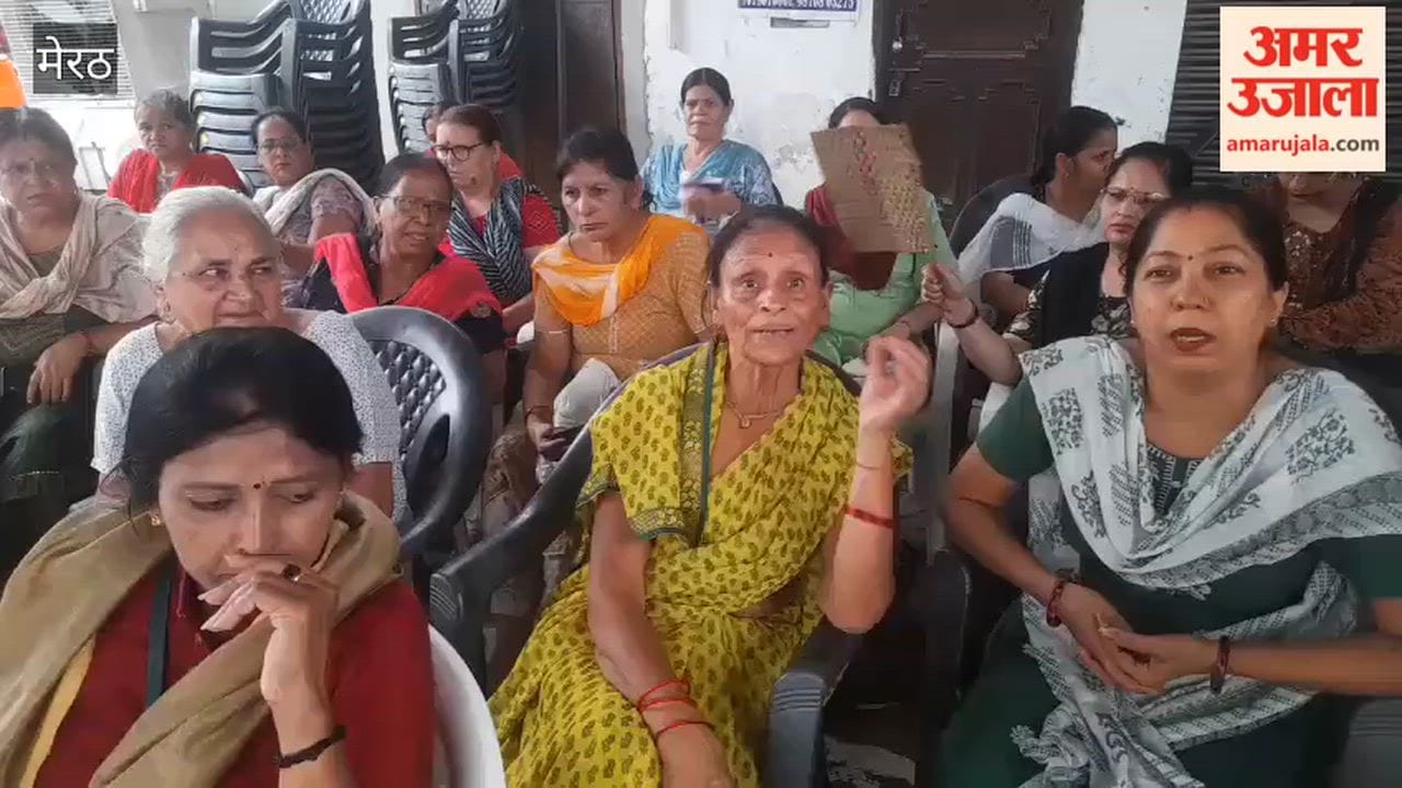 Meerut: Women's sit-in protest continued at Central Market.