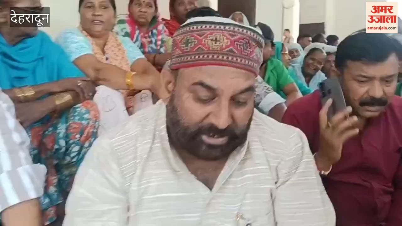 Protest by sanitation workers at Dehradun Municipal Corporation premises