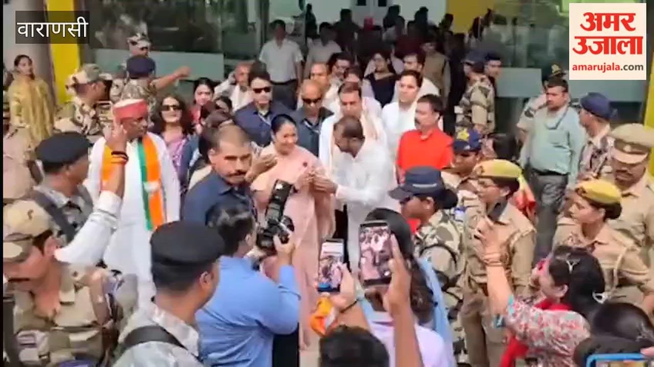 Delhi Chief Minister Rekha Gupta reached Varanasi