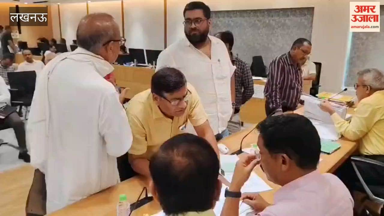 लखनऊ में एलडीए कार्यालय में अपर सचिव ने सुनीं लोगों की समस्याएं