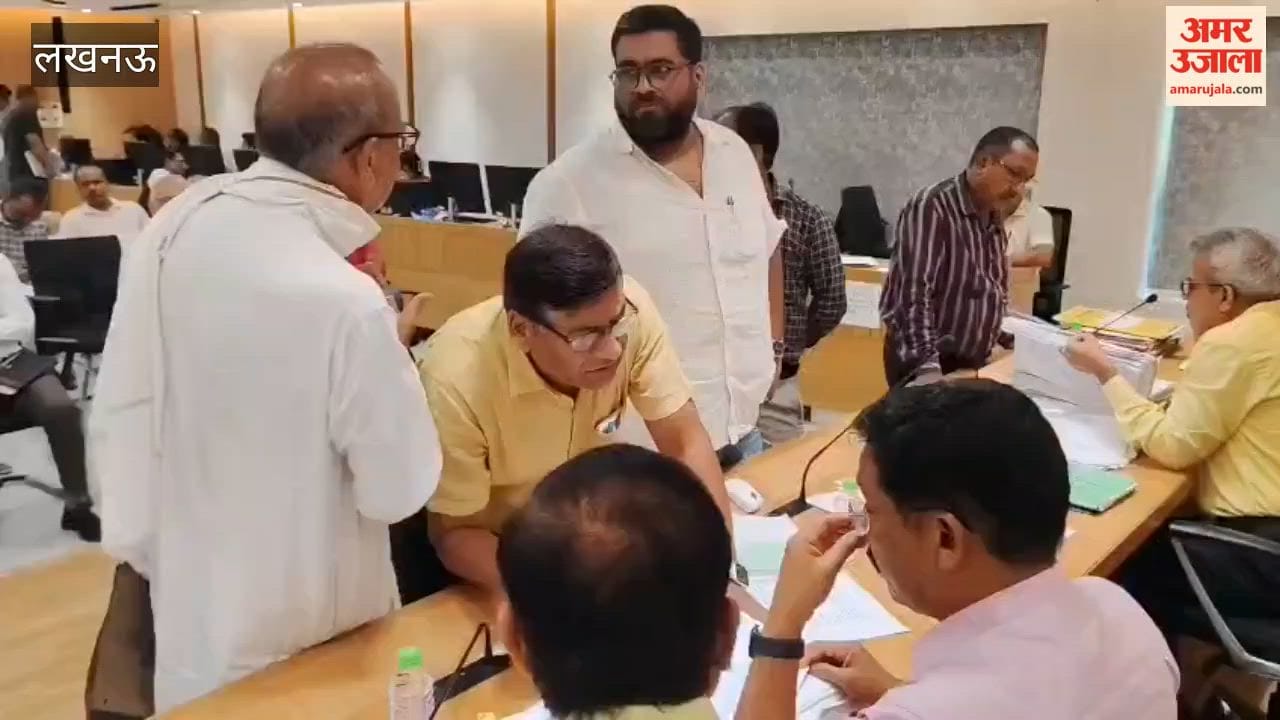 लखनऊ में एलडीए कार्यालय में अपर सचिव ने सुनीं लोगों की समस्याएं
