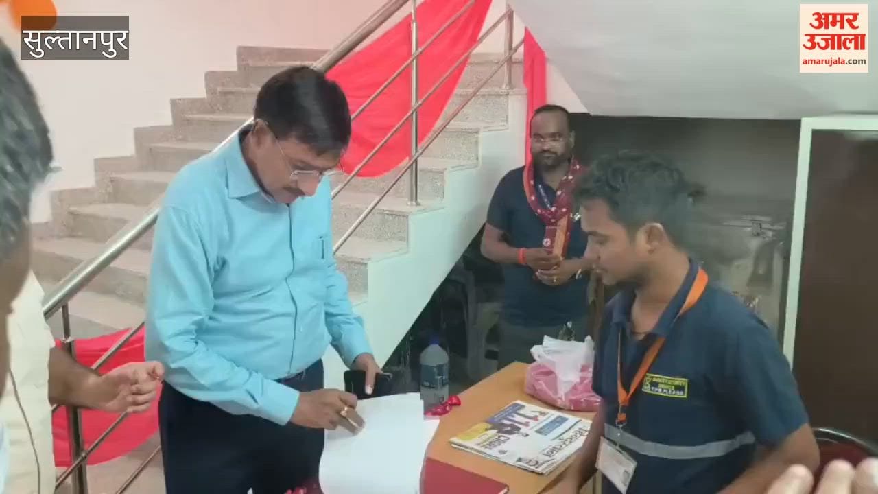 सुल्तानपुर रेलवे स्टेशन में डीआरएम का औचक निरीक्षण, स्टेशन के अधूरे काम जल्द पूरे कराने के निर्देश