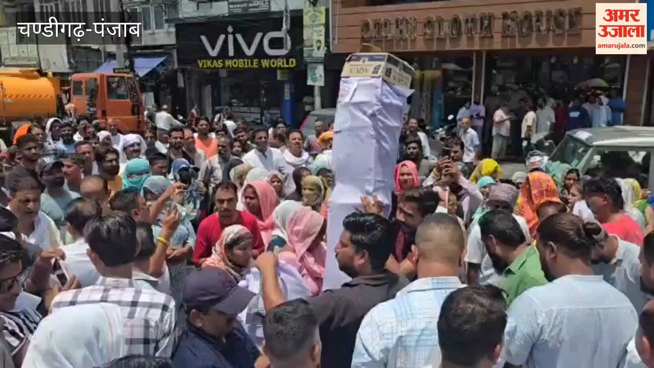 Sanitation workers in Pathankot burned an effigy of the government over their demands.