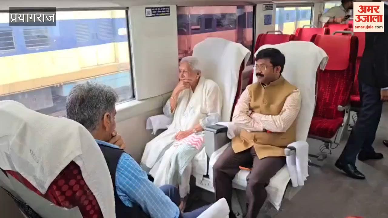 Railway officials welcomed the Governor upon her arrival at Prayagraj Junction via the Vande Bharat Express.