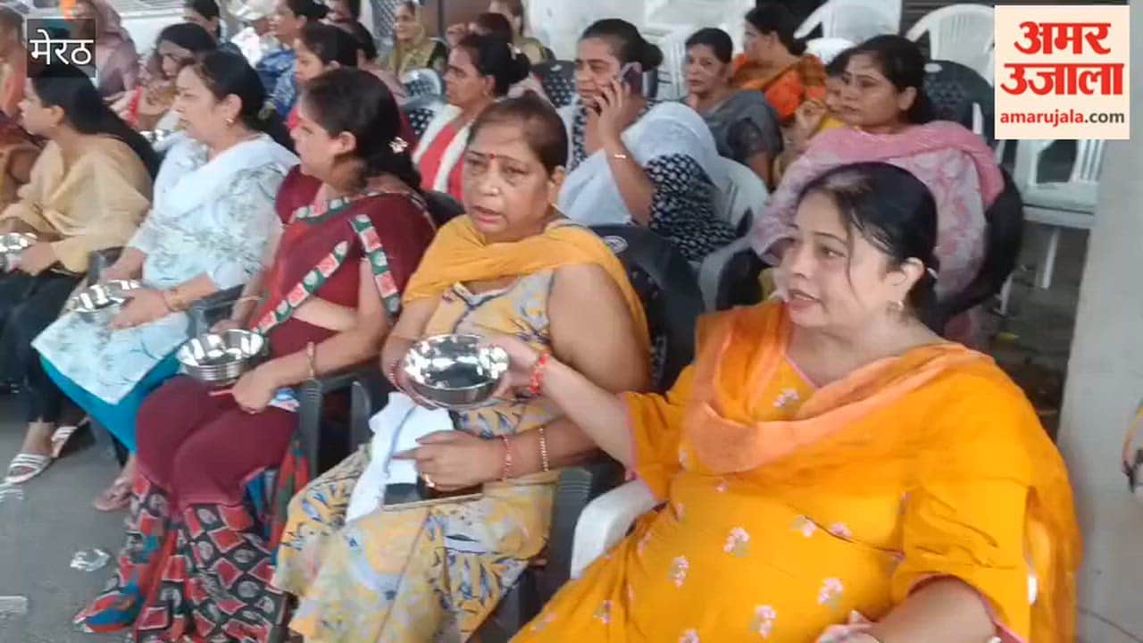 Women from Central Market sat on a protest with bowls in their hands, expressing their outrage against the government.