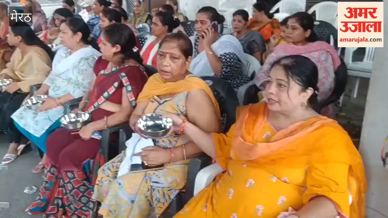 Women from Central Market sat on a protest with bowls in their hands, expressing their outrage against the government.