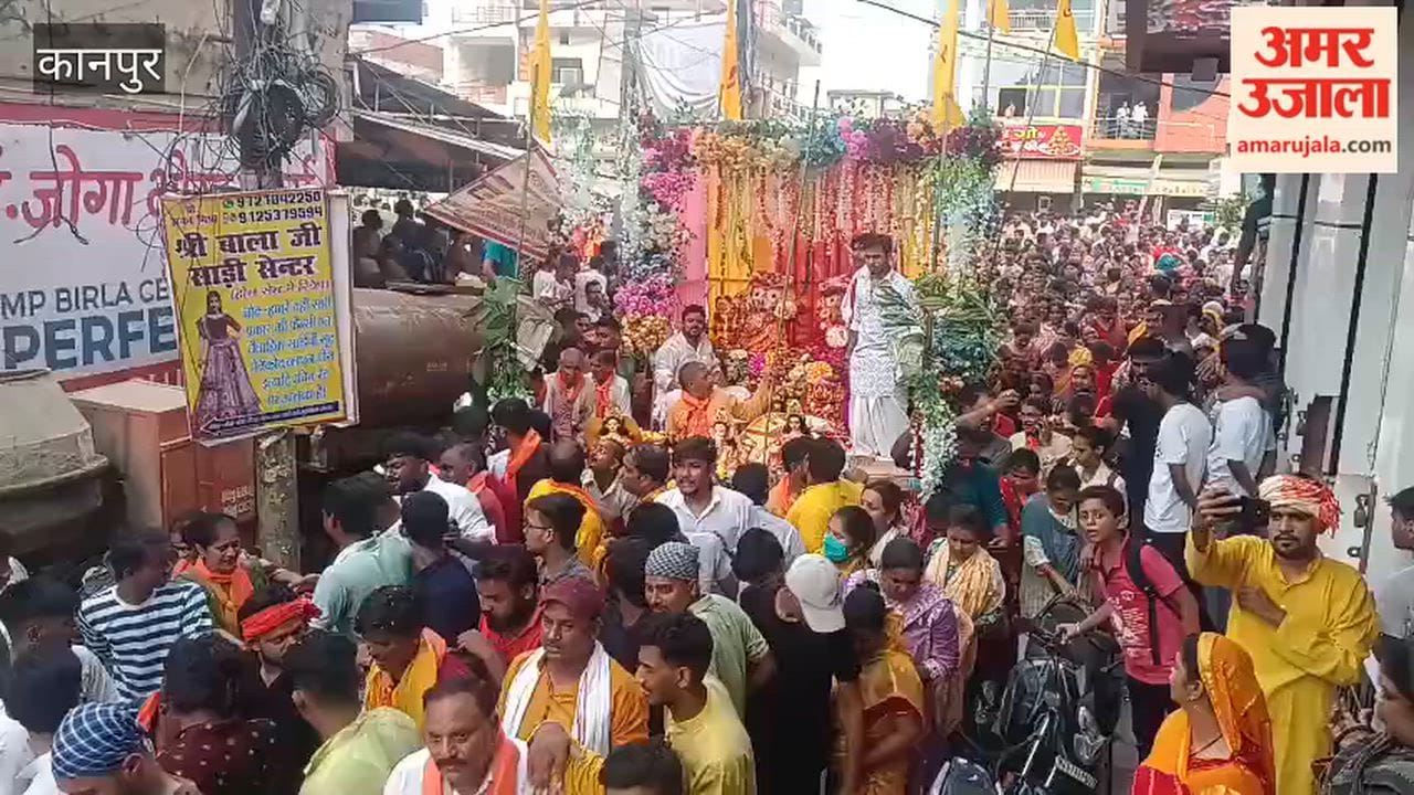 Shuklaganj: Devotees Shower Flowers on Lord Jagannath's Rath Yatra
