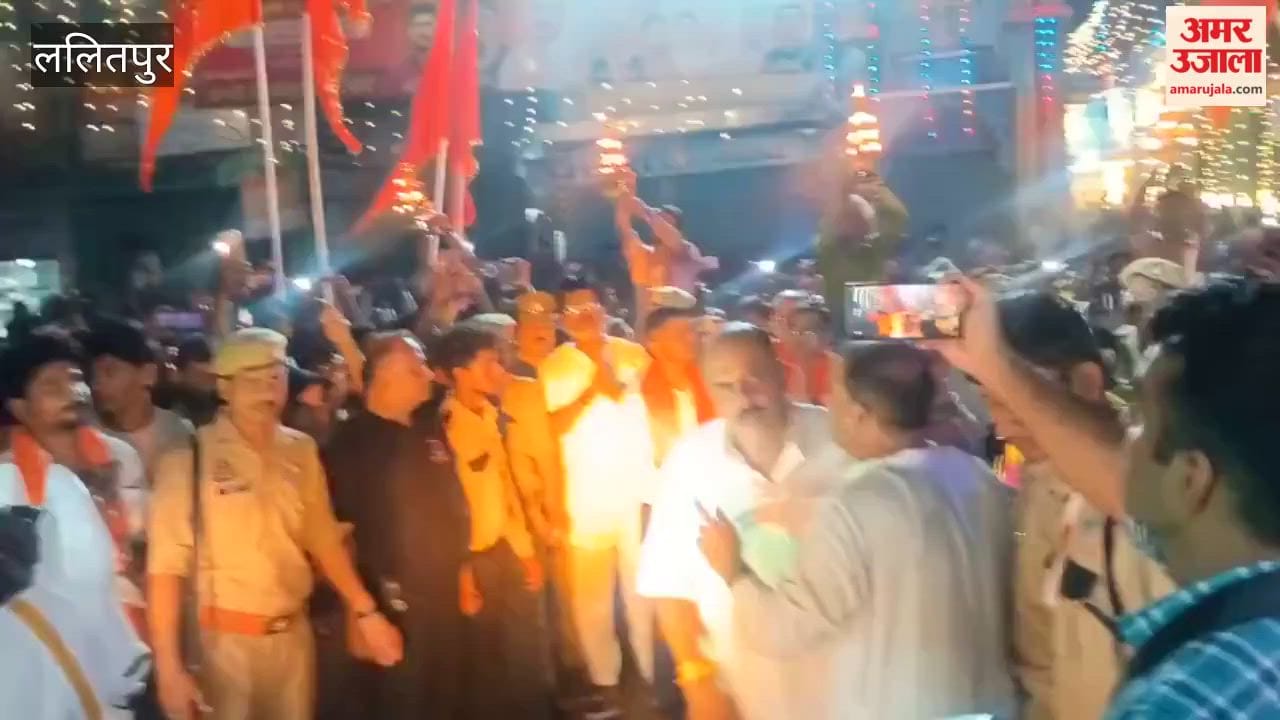 Lord Jagannath sets out on a city procession with his siblings; chants of 'Jai Jagannath' resound.