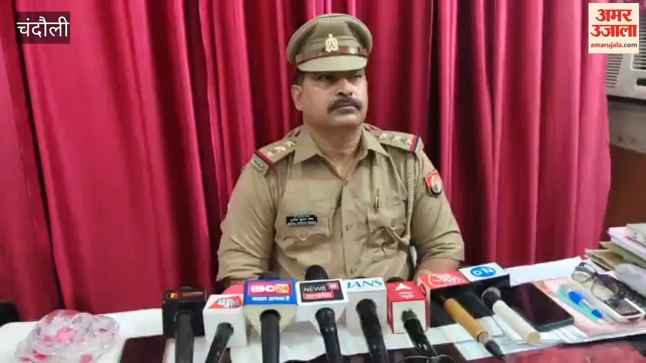 Two suspects caught with 28 lakh Kolkata Mail in chandauli