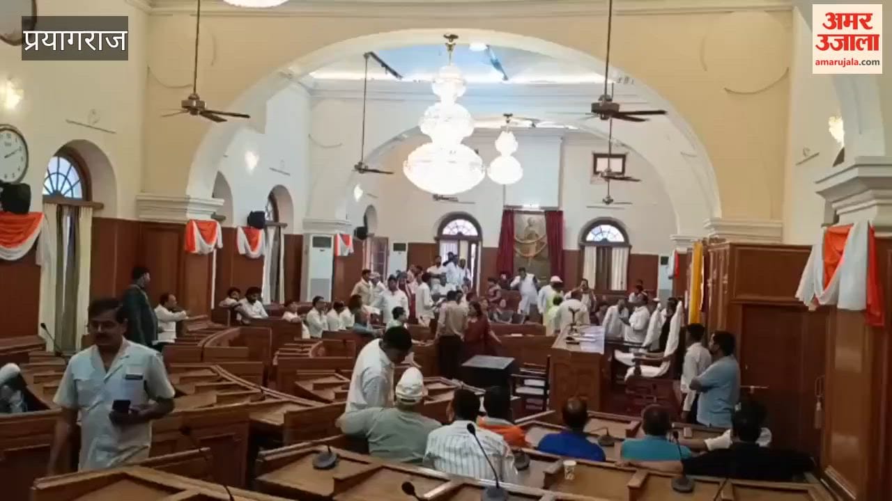Chaos erupts in the Municipal Corporation House due to an electrical short circuit.